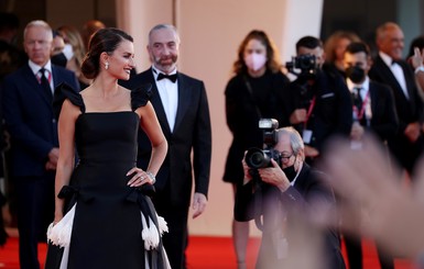 Наряды Венецианского кинофестиваля: невеста Роналду в Ermanno Scervino, а Пенелопа Крус – в Chanel