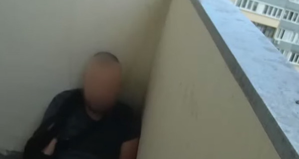 Под Киевом полицейские спасли жизнь мужчине, который хотел спрыгнуть с балкона многоэтажки