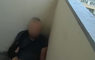 Под Киевом полицейские спасли жизнь мужчине, который хотел спрыгнуть с балкона многоэтажки