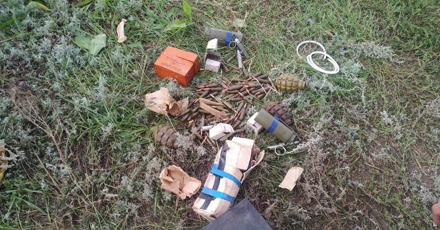 В Кирилловке у базы отдыха обнаружили боеприпасы и взрывчатку 