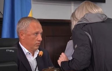 В Черновцах женщина напала на мэра во время сессии горсовета: Вы меня достали!