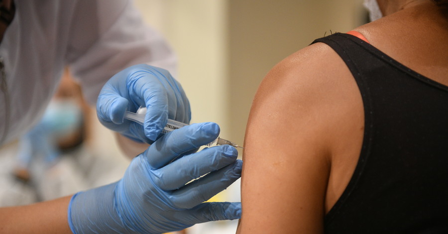 Инфекционист: вакцинацию от ковида и гриппа нужно проводить с интервалом в один месяц