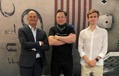 Илон Маск провел экскурсию по SpaceX внуку и правнуку Сергея Королева