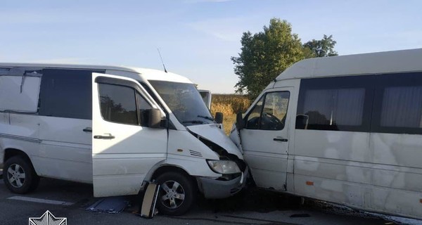 На Киевщине столкнулись фура, легковушка и два микроавтобуса