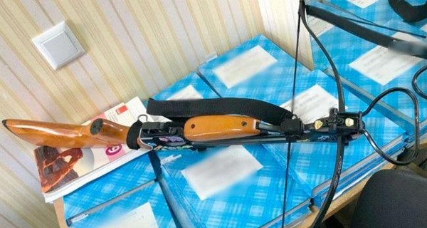 В полтавской школе девушка открыла стрельбу из арбалета, ранив двух учителей