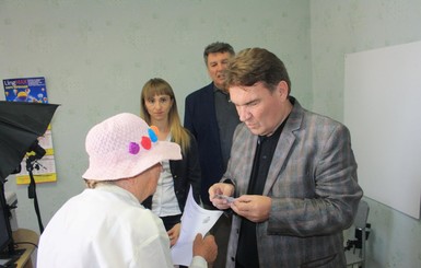 В Запорожской области 82-летняя женщина впервые получила украинский паспорт
