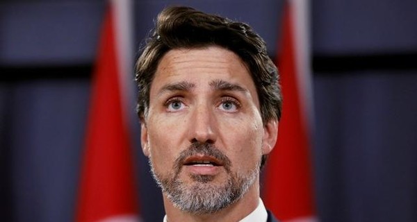 Антивакцинаторы забросали камнями премьер-министра Канады Джастина Трюдо