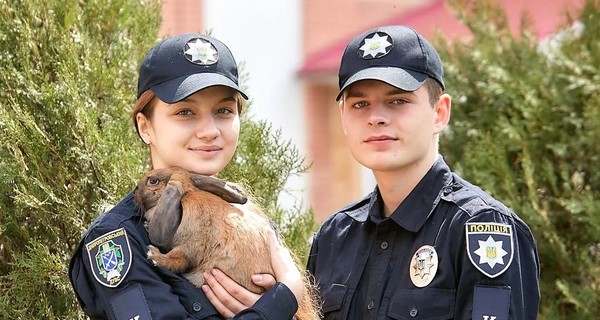 В Днепре патрульные взяли на работу кролика-полицейского