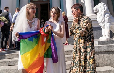 В Харькове около ЗАГСа прошел перформанс в поддержку однополых браков