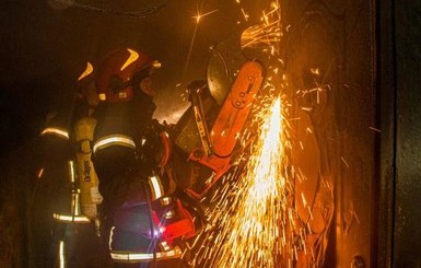 В Киеве горела многоэтажка, погибла женщина
