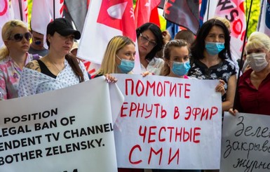 Журналисты незаконно закрытых медиа пришли на форум YES, чтобы рассказать о ситуации со свободой слова в Украине