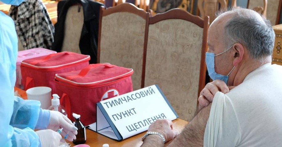В Украине ввели привилегии для вакцинированных. Следующий шаг - усиление карантина