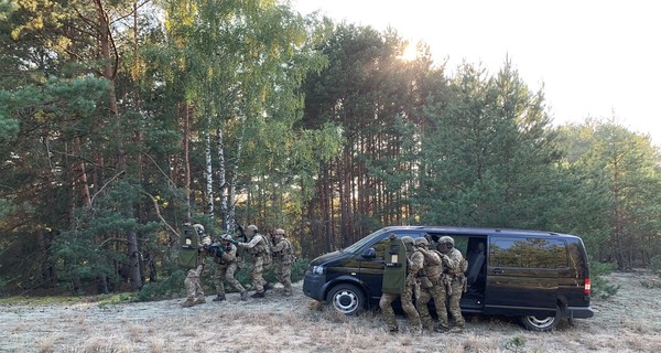Во время учений СБУ на границе с Беларусью нашли реальный тайник с оружием