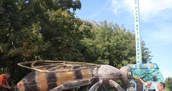 В Украине поставили гигантский памятник пчеле