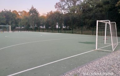 На школьном стадионе в Харькове на 6-летнего мальчика рухнули футбольные ворота