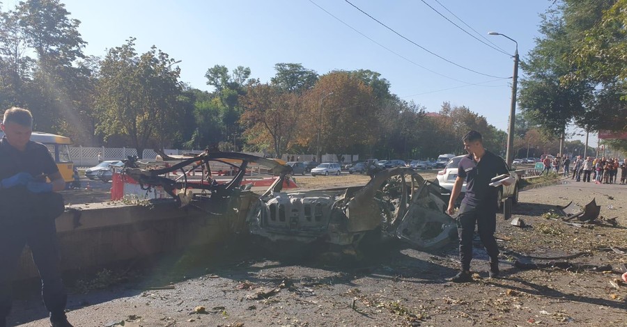 В Днепре взорвалась машина, погибли ветеран АТО и сотрудница ГСЧС