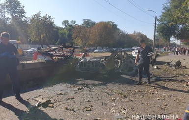 В Днепре взорвалась машина, погибли ветеран АТО и сотрудница ГСЧС