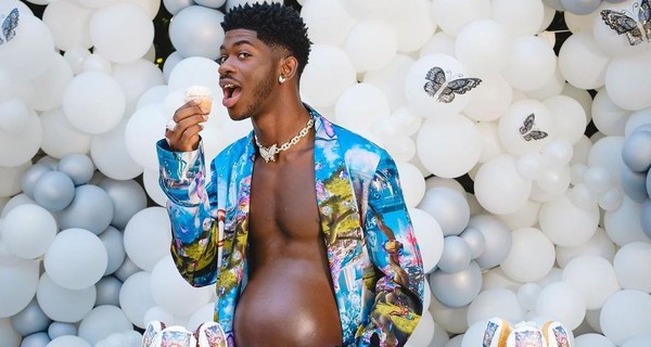 Рэпер Lil Nas X вслед за беременной фотосессией устроил вечеринку в честь будущего “ребенка”