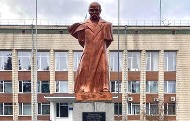 Нет гонорара - нет монумента: через 13 лет скульптор забрал с площади памятник Шевченко