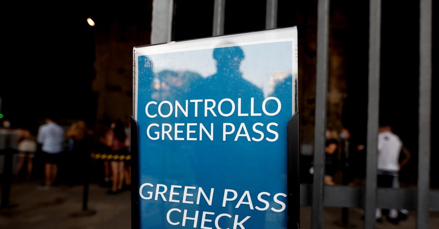 В Італії людям заборонили працювати без зеленого COVID-пропуску
