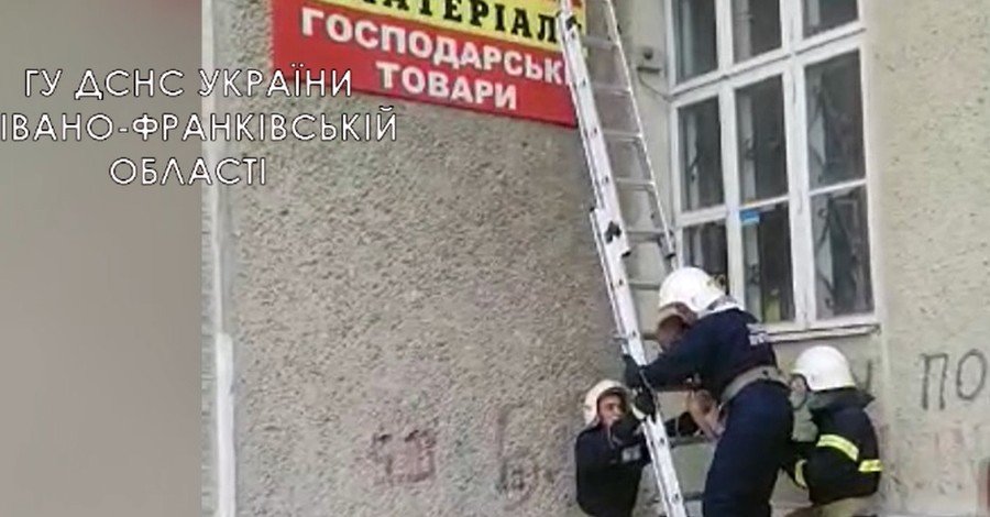 Трое детей застряли на лестничной площадке