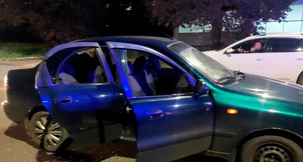 В Черновцах водитель иномарки обстрелял машину с тремя детьми