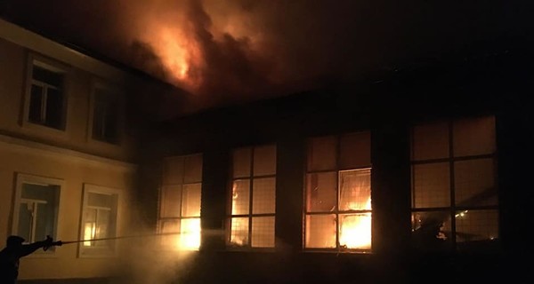 В харьковском Чугуеве во время пожара в школе сгорел спортзал  
