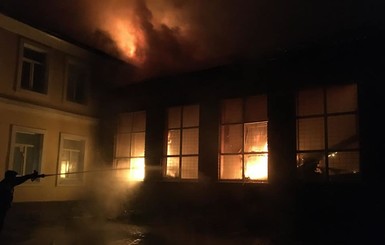 В харьковском Чугуеве во время пожара в школе сгорел спортзал  