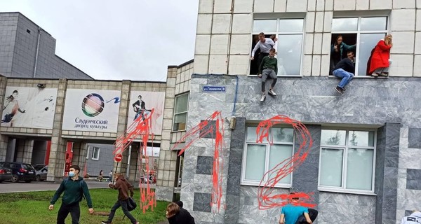 В России неизвестный открыл стрельбу в здании университета: студенты спасались, выпрыгивая из окон 