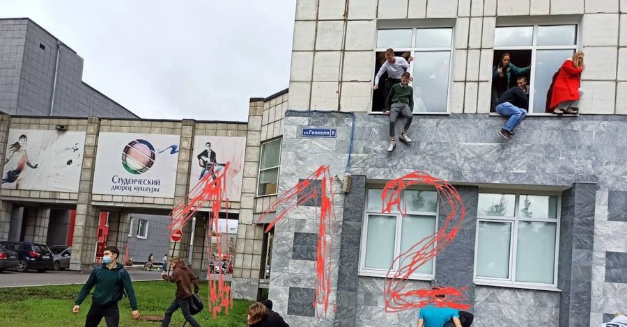 В России неизвестный открыл стрельбу в здании университета: студенты спасались, выпрыгивая из окон 
