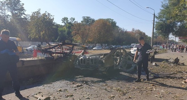 У прокуратурі назвали дві основні версії вибуху автомобіля в Дніпрі, жертвами якого стали співробітниця ДСНС і ветеран АТО