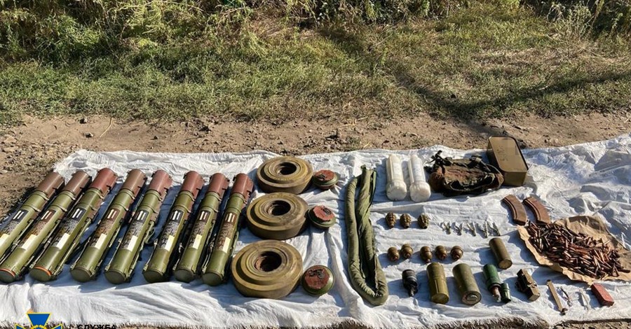 Під час навчань біля вокзалу на Донбасі знайшли арсенал зброї