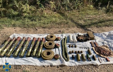 Во время учений около вокзала на Донбассе нашли арсенал оружия
