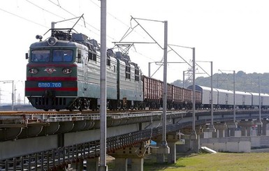 Укрзалізниця дві доби боролася з обвалом грунту в Чернівецькій області та, нарешті, запускає поїзди