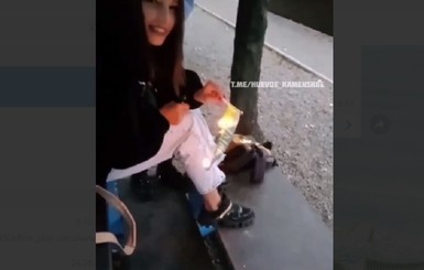 В Каменском школьница сожгла флаг Украины