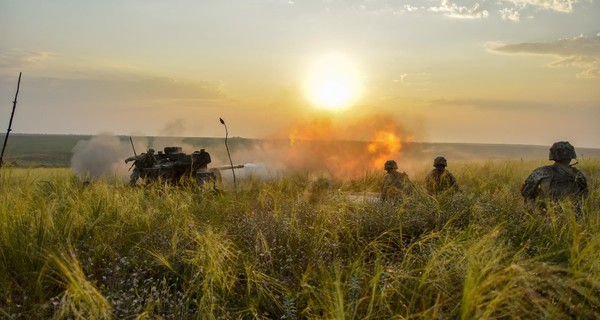 На Донбасі під обстрілами поранені двоє військових