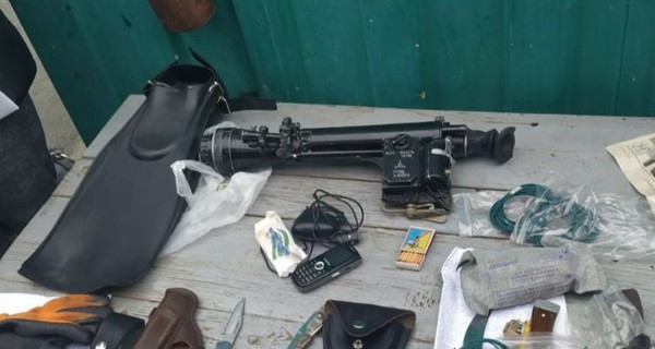 Росіянка намагалася перевезти через кордон рюкзак зі снайперським прицілом та мисливськими ножами