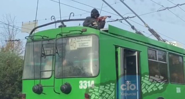 Скрипач на крыше. В Харькове музыкант играл на крыше троллейбуса, получил по ушам от водителя, а теперь может сесть на 5 лет