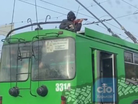 Скрипач на крыше. В Харькове музыкант играл на крыше троллейбуса, получил по ушам от водителя, а теперь может сесть на 5 лет