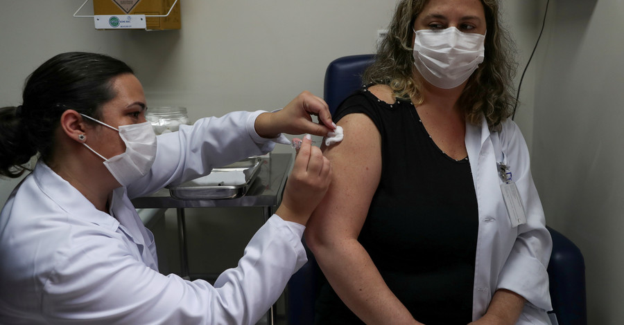 Минздрав посоветовал сменить врача, если тот сомневается - делать вакцину или нет