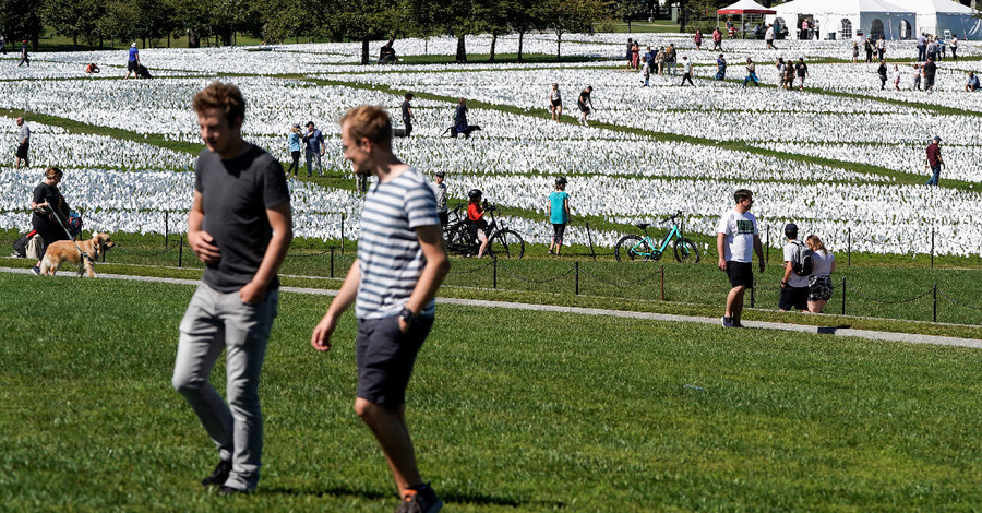 У США вшанували пам'ять жертв COVID-19 на Національный алеї у Вашингтоні