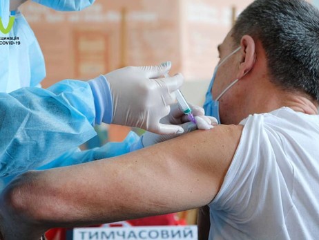 Минздрав опубликовал список, кого ждет обязательная вакцинация - в нем пока только чиновники и педагоги