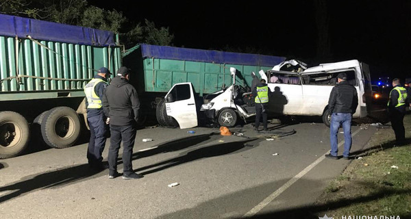 На Миколаївщині зіткнулися мікроавтобус і дві вантажівки, загинули четверо людей