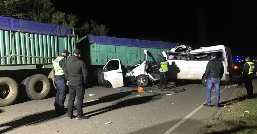 На Миколаївщині зіткнулися мікроавтобус і дві вантажівки, загинули четверо людей