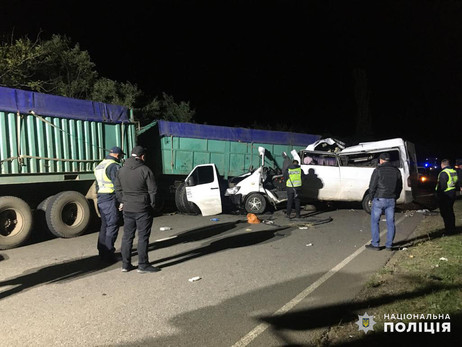 На Николаевщине столкнулись микроавтобус и два грузовика, погибли четыре человека