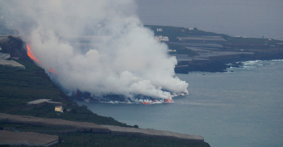 На Канарах лава из вулкана дошла до океана: ученые предупреждают о смертельных испарениях 