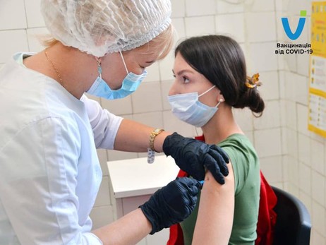 Обязательная вакцинация в Украине: расширили список педагогов, которым нужна прививка от коронавируса