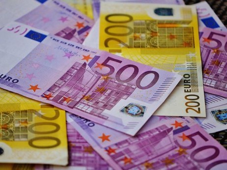 Що буде з курсом валют у жовтні: євро продовжує падати