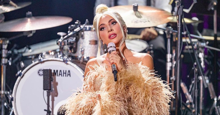 Леди Гага в образе ретро-дивы представила джазовый альбом и исполнила кавер на Poker Face