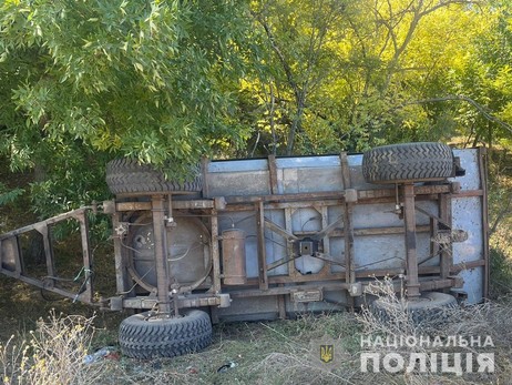 Под Одессой перевернулся трактор с прицепом, в котором сидели дети, погиб 9-летний мальчик